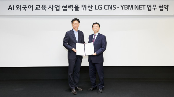 ▲김은생 LG CNS Customer D&A 사업부 부사장(왼쪽)과 오재환 YBM NET 대표이사. ⓒLG CNS