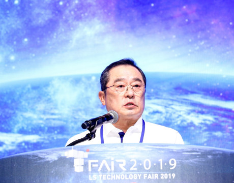 ▲구자열 LS그룹 회장이 ‘LS T-Fair 2019’에서 임직원에게 격려사를 하고 있다. ⓒLS그룹