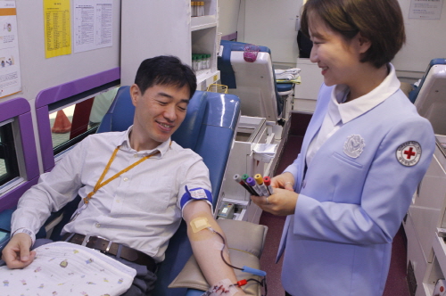 ▲KB국민카드(사장 이동철)는 서울 종로구 KB국민카드 본사에서 임직원 70여 명이 참석한 가운데 ‘소아암 어린이 돕기 임직원 헌혈 행사’를 가졌다고 24일 밝혔다. ⓒKB국민카드