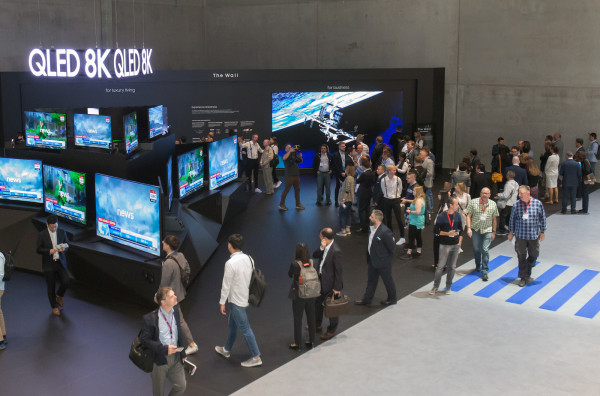 ▲지난 9월 독일 베를린에서 열린 유럽최대 가전전시회 'IFA 2019' 에서 관람객들이 삼성전자의 QLED 8K TV를 살펴보고 있다. ⓒ삼성전자
