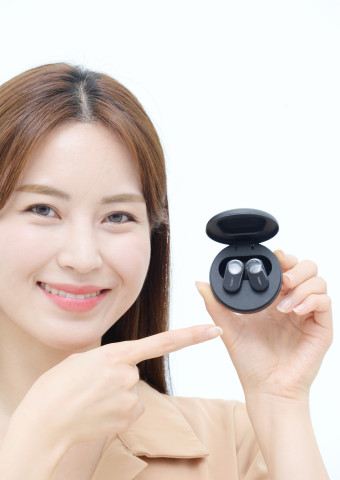▲모델이 LG전자 첫 번째 프리미엄 무선 이어폰 'LG 톤플러스 프리'를 소개하고 있다. ⓒLG전자