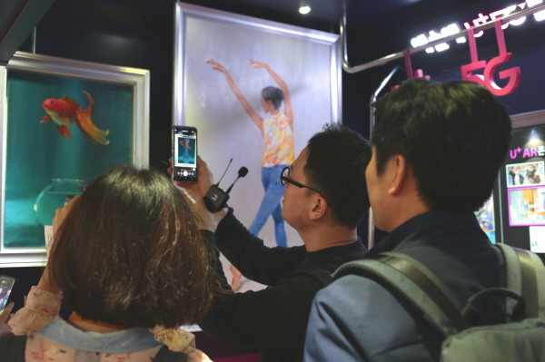 ▲LG유플러스는 1일 서울 지하철 6호선 공덕역사 내 ‘U+5G 갤러리’에 전시된 88점의 현대미술작품에 대한 ‘예술에 U+5G를 더하다 展’ 작품설명회를 개최했다. ⓒLG유플러스