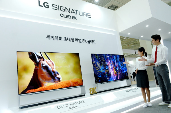 ▲8일 삼성동 코엑스에서 개막한 'KES 2019' 전시회에서 모델들이 리얼 8K 해상도를 구현하는 세계 최초 8K 올레드 TV 'LG 시그니처 올레드 8K'를 소개하고 있다. ⓒLG전자