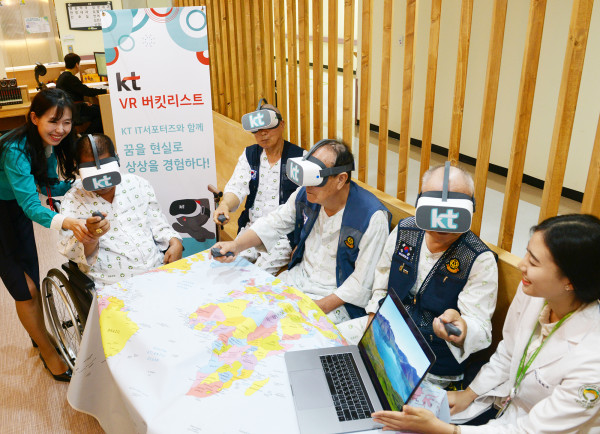 ▲8일 대전보훈병원에 마련된 VR체험존에서 어르신들이 VR콘텐츠를 체험하고 있다. ⓒKT