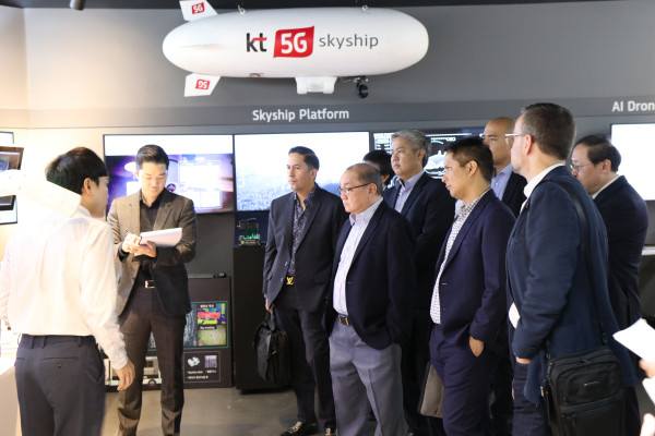 ▲ 8일 마누엘 판 길리난 PLDT 그룹 CEO(왼쪽에서 4번째)가 KT ‘퓨처인’ 을 방문해 5G 솔루션을 체험하고 있다. ⓒKT