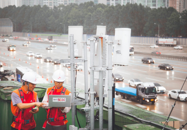▲ SK텔레콤 직원들이 고속도로 인근에서 5G 네트워크를 점검하고 있는 모습. ⓒSK텔레콤