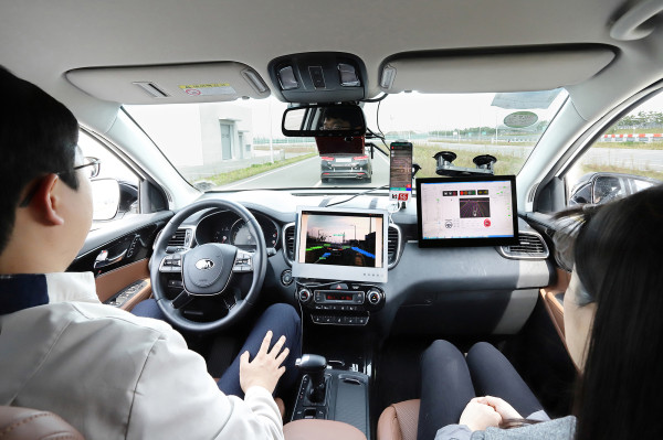 ▲현대모비스 서산주행시험장에서 모비스의 자율주행차 ‘엠빌리’로 KT 5G V2X 기반 자율주행 기술을 시연하고 있다. ⓒKT