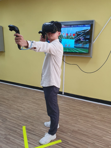 ▲한동대학교 학생들이 KT가 구축한 체험존에서 VR 게임을 즐기고 있다. ⓒKT