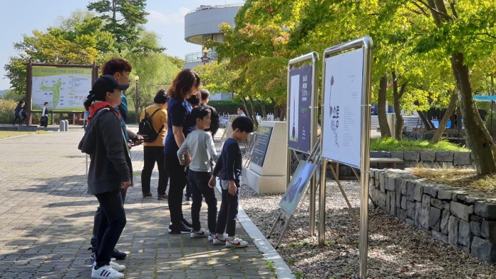 ▲백운수 작가의 개인전 ‘품다_안산갈대습지공원을 그들과 소통한다’ ⓒ 이지현 기자