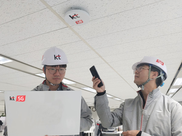 ▲KT 네트워크부문 직원들이 대구 KT 효목사옥 내 5G 스몰셀 솔루션 RDS를 설치한 후 품질을 점검하고 있다. ⓒKT