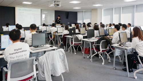 ▲하나금융그룹 임직원들이 인천 청라에 위치한 하나글로벌캠퍼스에서 스크래치를 활용한 코딩교육을 받고 있다. ⓒ하나금융그룹