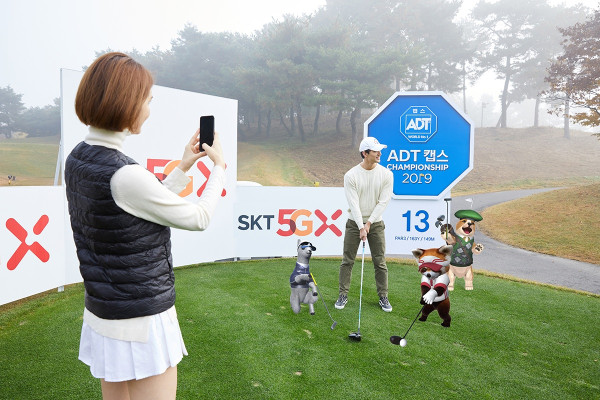 ▲SK텔레콤 홍보 모델들이 천안 우정힐스CC의 ‘SKT 5GX 시그니처홀(13번 홀)’에서 ‘점프 AR 동물원 골프’로 AR 동물들과 사진을 찍는 모습. ⓒSK텔레콤
