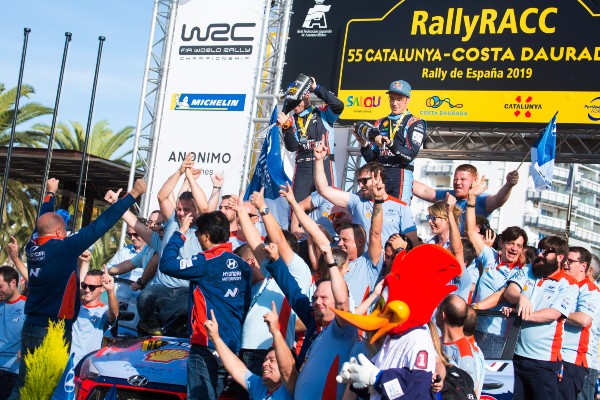 ▲현대 월드랠리팀이 지난달 열린 WRC 스페인 랠리에서 사실상 우승을 확정짓고 환호하고 있다. ⓒ현대자동차