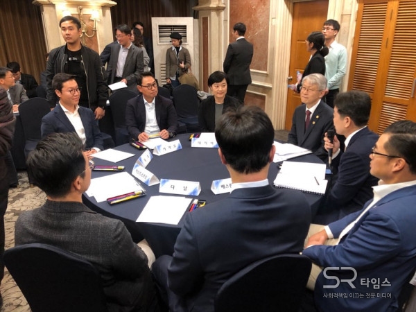 ▲최기영 과학기술정보통신부 장관이 13일 인터넷 기업 대표들과 만나 규제혁신, 민관협력에 대해 논의했다.