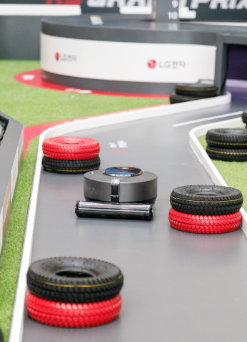 ▲LG전자가 16일 서울 영등포 타임스퀘어 광장에서 국내 첫 로봇청소기 레이싱 대회 ‘2019 LG 코드제로 R9 그랑프리’를 개최했다. ⓒLG전자