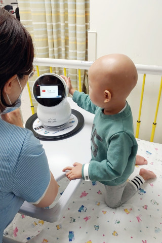 ▲서울대학교어린이병원에서 치료 중인 어린이가 LG 클로이를 체험하고 있는 모습. ⓒLG전자