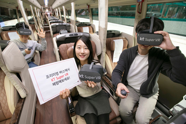 ▲KT 모델들이 고속버스에 탑승해 슈퍼 VR 시범 서비스를 체험하고 있다. ⓒKT