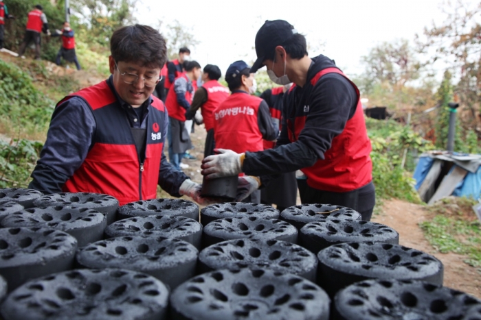 ▲농심은 지난 2일, 서울 상도동 일대에서 연탄 나눔 봉사활동도 진행했다.ⓒ농심