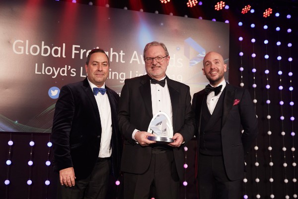 ▲피터 리비(Peter Livey) 현대상선 구주본부 영국 영업담당 임원(가운데)이 ‘Lloyd’s Loading List Global Freight Awards 2019’에서 ‘환경부문 최우수선사’ 시상 이후 기념 촬영을 하고 있다. ⓒ현대상선