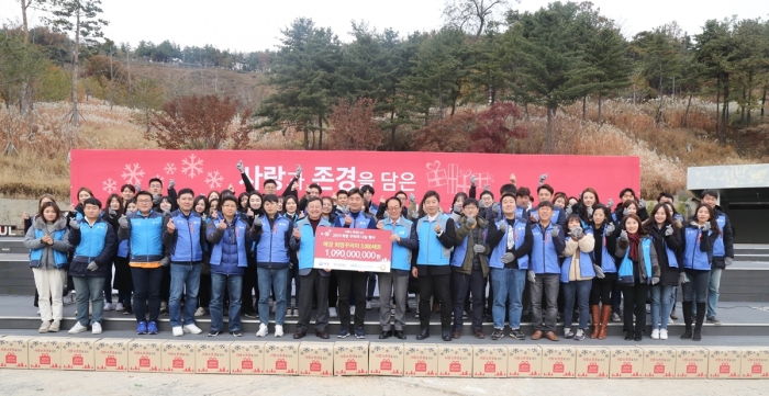 ▲‘사랑(愛)과 존경(敬)’의 기업 애경산업은 11월21일 서울시 마포구 문화비축기지에서 ‘2019 희망꾸러미 나눔 행사’를 진행했다ⓒ애경산업
