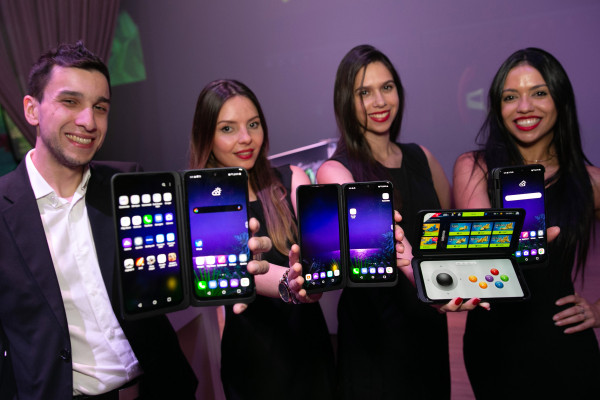 ▲LG전자가 현지시간 21일 브라질 상파울루에서 현지 언론과 거래선들을 대상으로 LG G8X ThinQ 론칭행사를 열었다. LG전자 모델들이 LG G8X ThinQ를 소개하고 있다. ⓒLG전자