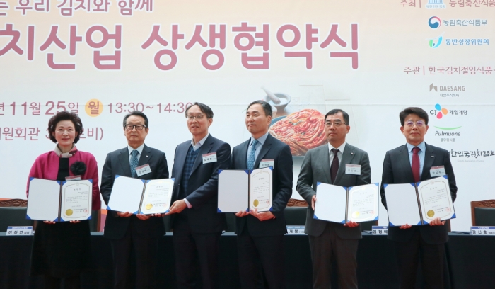 ▲ 풀무원식품 박남주 대표(오른쪽 맨끝)가 표창 수상자들과 함께 표창장을 들고 기념사진을 찍고 있다.ⓒ풀무원