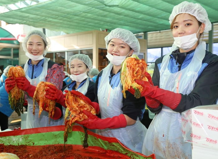 ▲겨울맞아 소외계층을 위한 16번째 사랑의 김장 나눔 행사ⓒ 애경산업 
