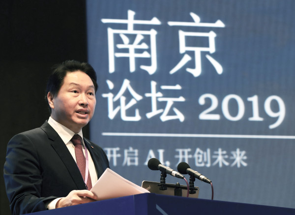 ▲최태원 SK그룹 회장이 지난달 23일 중국 장쑤성 난징대학교에서 열린 '2019 난징포럼'에서 개막연설을 하고 있다. ⓒSK