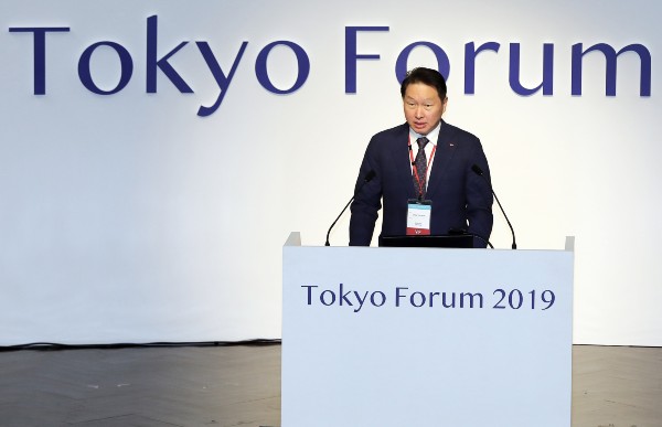▲최태원 SK 회장이 6일 일본 도쿄대에서 열린 '도쿄포럼 2019' 개막식에서 연설을 하고 있다. ⓒSK그룹