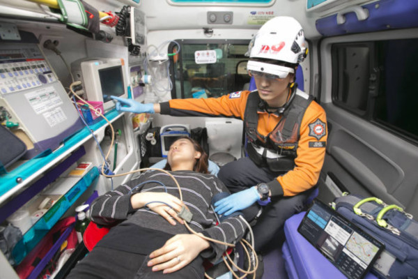 ▲119 구급차 안에서 구급대원이 5G AR 글래스와 360도 카메라로 환자를 돌보고 있다. ⓒKT
