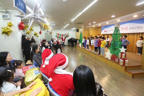 ▲하현회 LG유플러스 부회장이 크리스마스를 앞두고 임직원들과 함께 서울 용산구 아동복지시설 영락보린원을 찾아 어린이들을 위한 산타로 변신, 선물을 전달하는 모습. ⓒLG유플러스