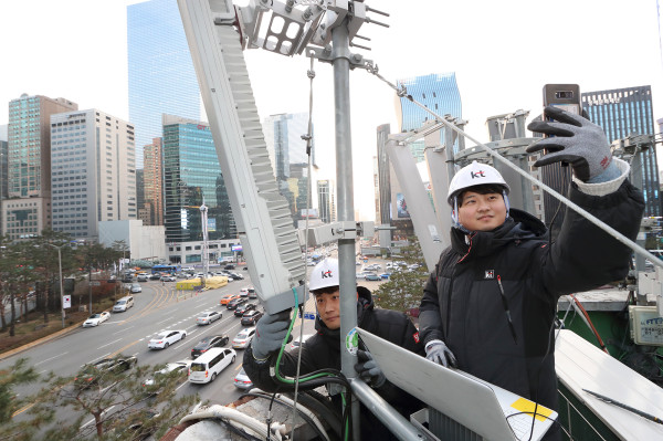 ▲KT 네트워크부문 직원들이 서울 강남대로 인근에서 네트워크 품질을 점검하고 있다. ⓒKT