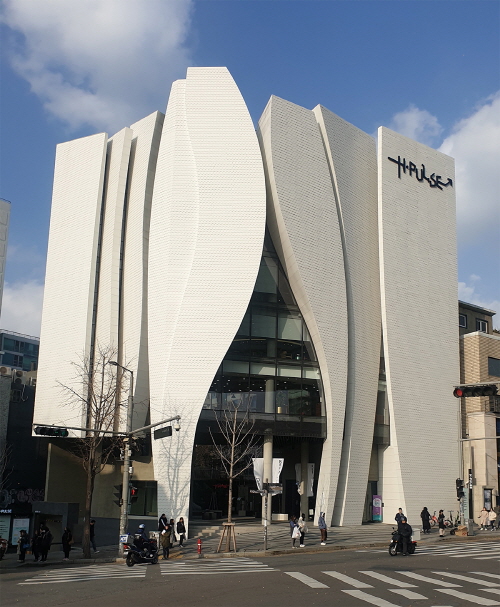 ▲KEB하나은행은 서울시 마포구 홍대 정문 앞에 밀레니얼-Z세대 젊은이들의 열린 문화 공간인 ‘H-PULSE’ 하나멤버스 라운지를 오픈했다고 23일 밝혔다. ⓒKEB하나은행