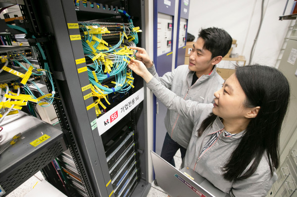 ▲KT네트워크부문 직원들이 서울 구로국사에서 CUPS 기술이 적용된 5G 기업전용 시스템을 점검하고 있다. ⓒKT