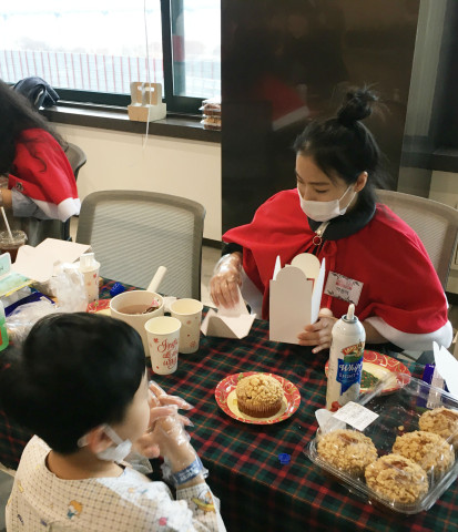 ▲CJ ENM 다이아 티비 파트너 크리에이터 먹동이가 서울아산병원에서 마련한 소아암 완치 아동 축하 행사에 참여해 뜻깊은 시간을 보냈다. ⓒCJ ENM