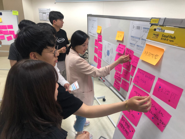 ▲KT 신입사원들이 지난 5월 강원도 원주 KT그룹 인력개발원에서 신사업 아이디어를 1등 워크숍 기법으로 발굴하고 있다. ⓒKT