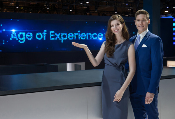 ▲삼성전자 모델들이 경험의 시대를 알리는 초대형 LED 사이니지를 배경으로 삼성전자 전시장을 소개하고 있다. ⓒ삼성전자