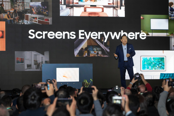 ▲5일(현지시간) 미국 라스베이거스에서 열린 삼성 퍼스트 룩 행사에서 한종희 삼성전자 영상디스플레이 사업부장(사장)이 삼성의 ‘스크린 에브리웨어’ 비전을 발표하고 있다. ⓒ삼성전자