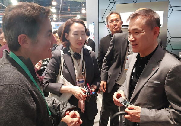 ▲미국 라스베가스 CES 2020에 참석한 하현회 LG유플러스 부회장이 전시장에서 구글 주요 경영진을 만나고 있는 모습. ⓒLG유플러스