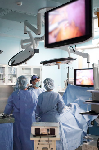 ▲삼성서울병원 수술실에서 의료진이 5G 싱크캠을 장착하고 수술 교육을 진행하고 있다. ⓒKT