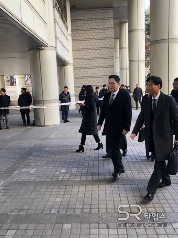 ▲이재용 삼성전자 부회장이 지난해 12월 6일 파기환송심 3번째 재판을 위해 서울고등법원에 출석하고 있다.