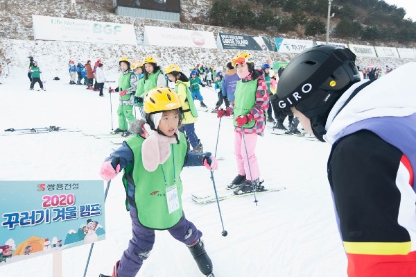 ▲2020 꾸러기 겨울 캠프에 참가한 아이들이 강원도 평창 휘닉스파크에서 스키강습을 받고 있는 모습 ⓒ쌍용건설