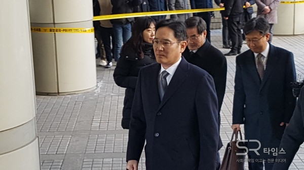 ▲이재용 삼성전자 부회장이 17일 4차 파기환송심을 위해 서울 고등법원에 출석하고 있다.