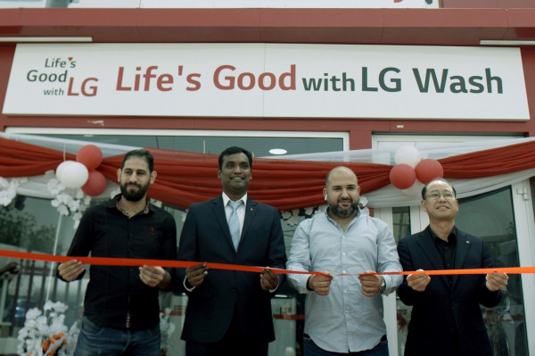 ▲LG전자가 25일 나이지리아 카노주에 위치한 LG 브랜드샵의 일부 공간에 무료 세탁방인 ‘라이프스 굿 위드 LG 워시’를 열었다. 무료 세탁방 개소식에서 관계자들이 테이프 커팅을 하고 있다. ⓒLG전자
