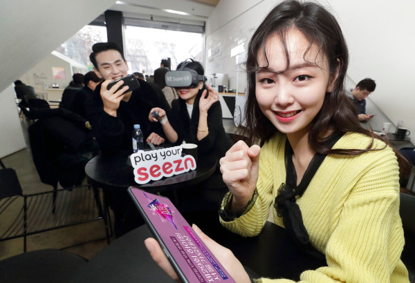 ▲KT 모델들이 시즌과 슈퍼 VR에서 무료로 즐길 수 있는 서울가요대상을 소개하고 있다. ⓒKT