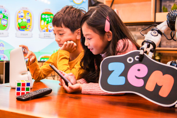 ▲SK텔레콤 홍보모델들이 키즈 전용 앱 ‘잼(ZEM)’을 이용하고 있다. ⓒSK텔레콤