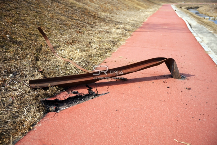 ▲폭발로 날아온 철재 빔이 자전거 도로의 바닥에 박혀있다. ⓒ최정규기자