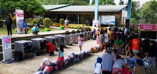 ▲LG전자가 지난달 필리핀 수도 마닐라 근처 탈 화산이 폭발해 피해를 입은 인근 지역 주민을 위해 봉사활동을 펼쳤다. ⓒLG전자