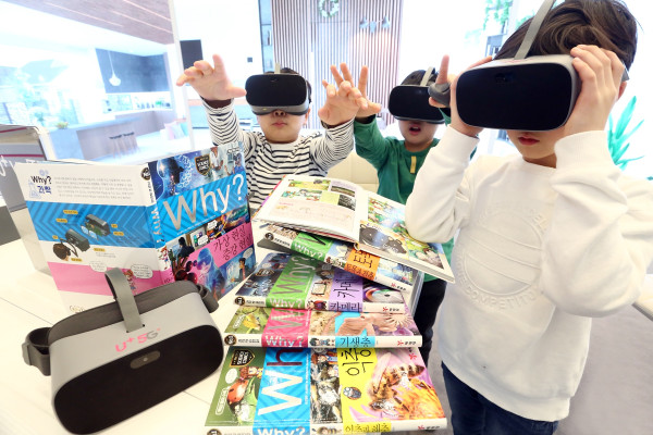 ▲LG유플러스는 아동도서 전문 출판기업 예림당과 손잡고 초등학생 학습만화 ‘Why?’를 3D VR 콘텐츠로 제공한다고 5일 밝혔다. ⓒLG유플러스