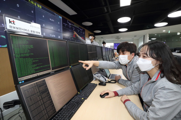 ▲11일 오전 경기 과천에 위치한 KT INS운용센터에서 KT 직원들이 스미싱을 모니터링하고 있다. ⓒKT
